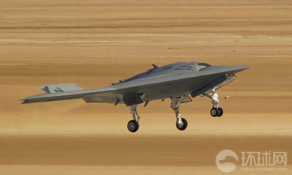 資料圖：X-47B無(wú)人機(jī)進(jìn)行飛行測(cè)試。