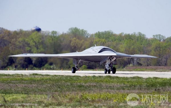 資料圖：X-47B無人機(jī)進(jìn)行飛行測(cè)試。