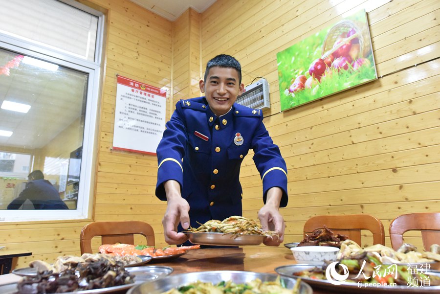 年夜飯不乏螃蟹這樣的海鮮。 余杉芳攝