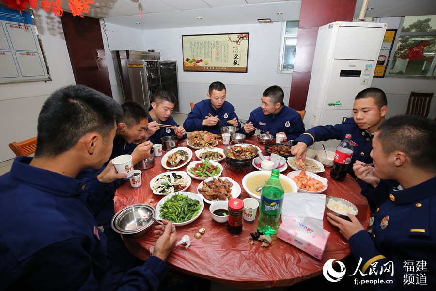 漳州消防救援支隊特勤一中隊吃年夜飯。