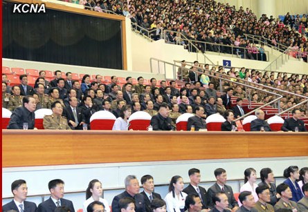 金正恩攜夫人觀看運(yùn)動(dòng)會(huì)為參賽選手鼓掌（圖）