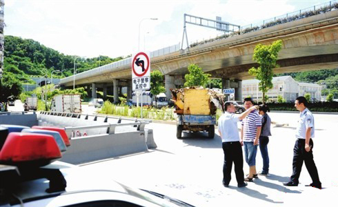 福州三環(huán)輔道路口車禍頻發(fā) 警方設(shè)新設(shè)施“把關(guān)”