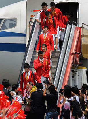 倫敦奧運會內(nèi)地金牌運動員代表團(tuán)抵港