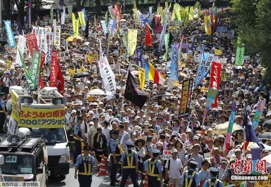 資料圖：當(dāng)?shù)貢r(shí)間7月16日，日本東京爆發(fā)“再見(jiàn)核電站”大集會(huì)。據(jù)主辦方透露，約有17萬(wàn)人參加了此次活動(dòng)。集會(huì)者呼吁關(guān)閉日本所有核電站，實(shí)現(xiàn)“無(wú)核化”。