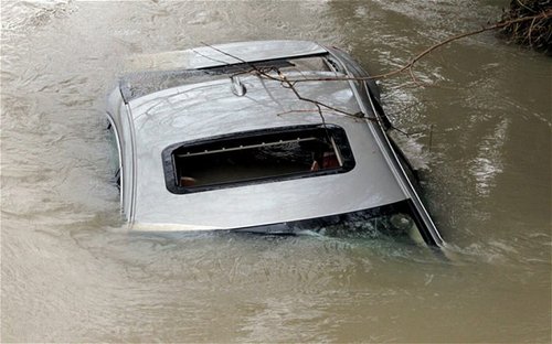 在英國(guó)艾克塞斯，一輛車(chē)被洪水淹沒(méi)。