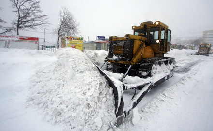 鏟車在清理俄羅斯道路上的積雪。