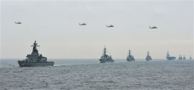 2012年10月14日，日本海上自衛(wèi)隊舉行閱艦式。2013年，日本自衛(wèi)隊時隔11年首增防衛(wèi)預(yù)算。資料圖片