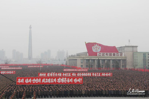 2013年2月14日，朝鮮在首都平壤的金日成廣場舉行了超過10萬人參加的平壤市軍民聯(lián)歡大會，慶祝第三次地下核試驗(yàn)成功。攝影：人民網(wǎng)記者 王莉