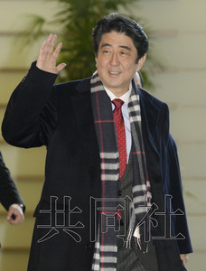 圖為2月21日上午安倍步入官邸。