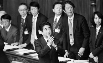 2月28日，日本首相安倍晉三（中）在國(guó)會(huì)鼓掌。他當(dāng)天說(shuō)，希望與中韓重新交好。