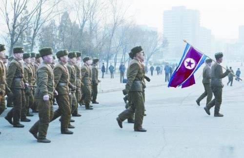 16日，一隊朝鮮士兵走過平壤街頭。