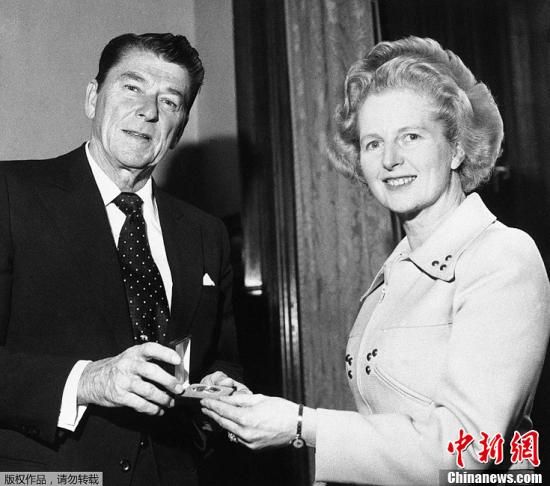 　英國“鐵娘子”、前首相撒切爾夫人8日去世，享年87歲。撒切爾夫人1979年至1990年任首相，是英國唯一一位女首相，也是英國20世紀(jì)連續(xù)執(zhí)政時(shí)間最長的首相。圖為1975年4月9日，羅納德·里根贈(zèng)送撒切爾夫人（右）一枚銀制紀(jì)念章。