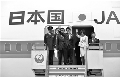 4月28日，日本首相安倍晉三攜夫人一同前往俄羅斯，交流領(lǐng)土和經(jīng)濟(jì)合作問題。這是日本首相十年來首次正式訪問俄羅斯。