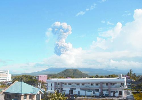 5月7日，菲律賓呂宋島東南部的馬榮火山發(fā)生噴發(fā)。據報道已造成5人死亡。