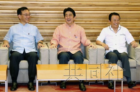 安倍穿粉襯衫與閣僚“撞衫”被指如情侶衫（圖）