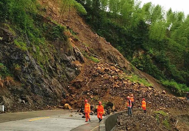 南平政和:強(qiáng)降雨致國(guó)道235線一處塌方 無(wú)人員傷亡