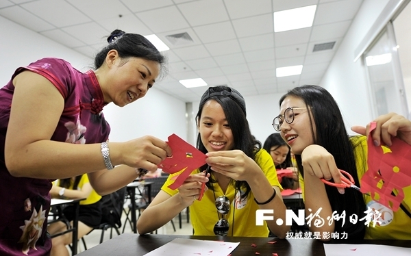 第二屆兩岸大學(xué)生領(lǐng)袖營(yíng)參觀福州 營(yíng)員拜師學(xué)藝 