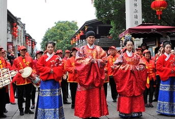 傳統(tǒng)漢式“婚禮”在三坊七巷熱鬧舉行