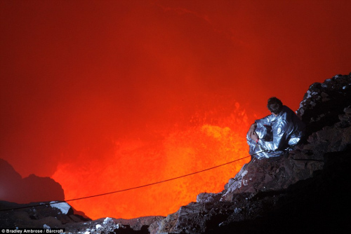 大膽人類(lèi)火山口“湊熱鬧”求婚品酒賞美景（圖）（4）