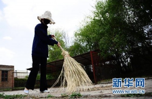 5月17日，中國(guó)鋁業(yè)青海分公司職工羅靜源在公司內(nèi)清掃垃圾。新華社記者張宏祥攝