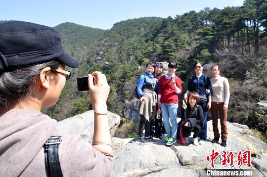 3月8日，廬山陽(yáng)光明媚，春意盎然，該山連續(xù)十年在“三八國(guó)際婦女節(jié)”對(duì)女性游客免費(fèi)?！±钪覗|　攝