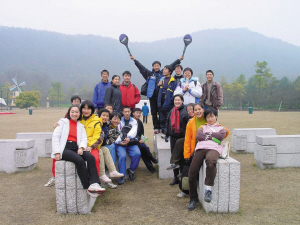 　　高一時，全班去太子灣公園玩。右二穿著黃色衣服的是張京。左上中間穿著黑衣服的女孩是也進(jìn)了外交部的趙婷，圍紅色格子圍巾的是胡躍波老師。圖片由胡躍波老師提供src=