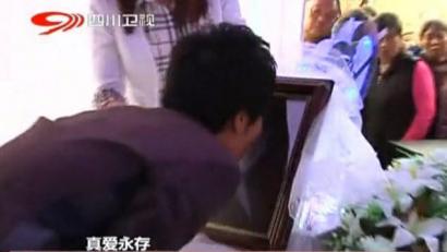 新郎捧著新娘遺像 步入婚禮殿堂