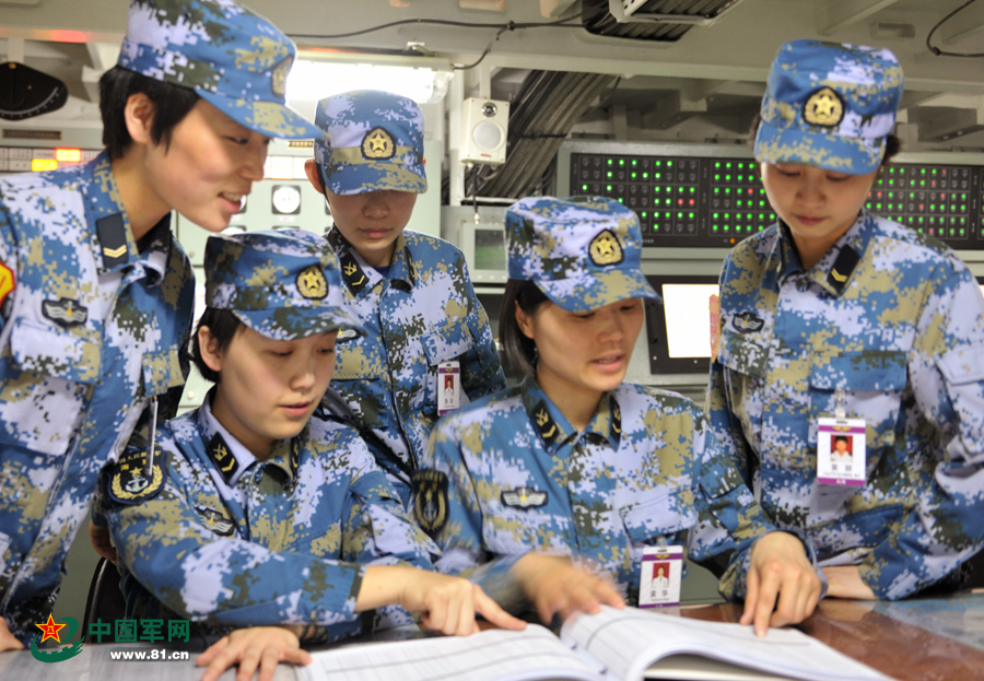 遼寧艦女艦員共同學(xué)習(xí)專業(yè)知識。本網(wǎng)通訊員 王松岐 攝