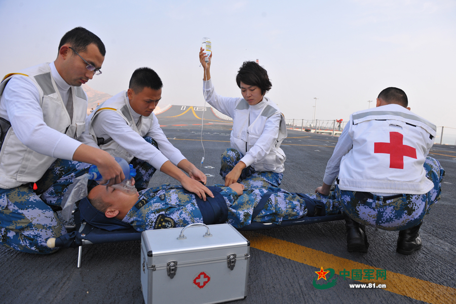 遼寧艦女艦員任穎琦參加戰(zhàn)傷救護(hù)演練。本網(wǎng)通訊員 張凱 攝