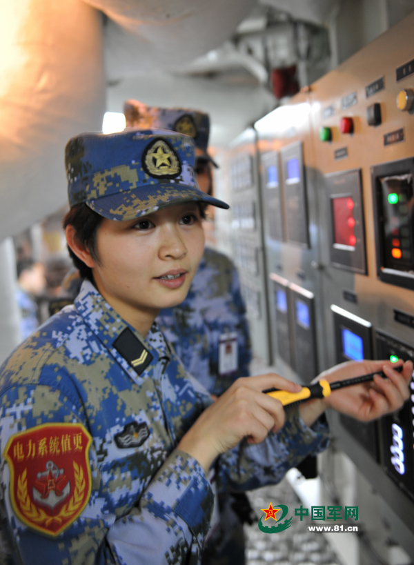 電工女艦員檢查設(shè)備。本網(wǎng)通訊員 王松岐 攝