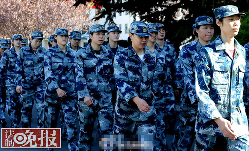 圖為女排姑娘在空軍訓練基地進行軍訓。