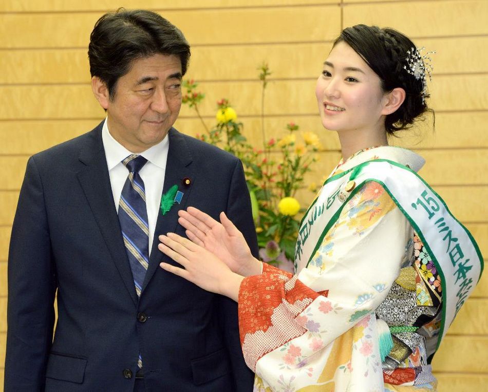 安倍接見日本櫻花女王、綠色女神