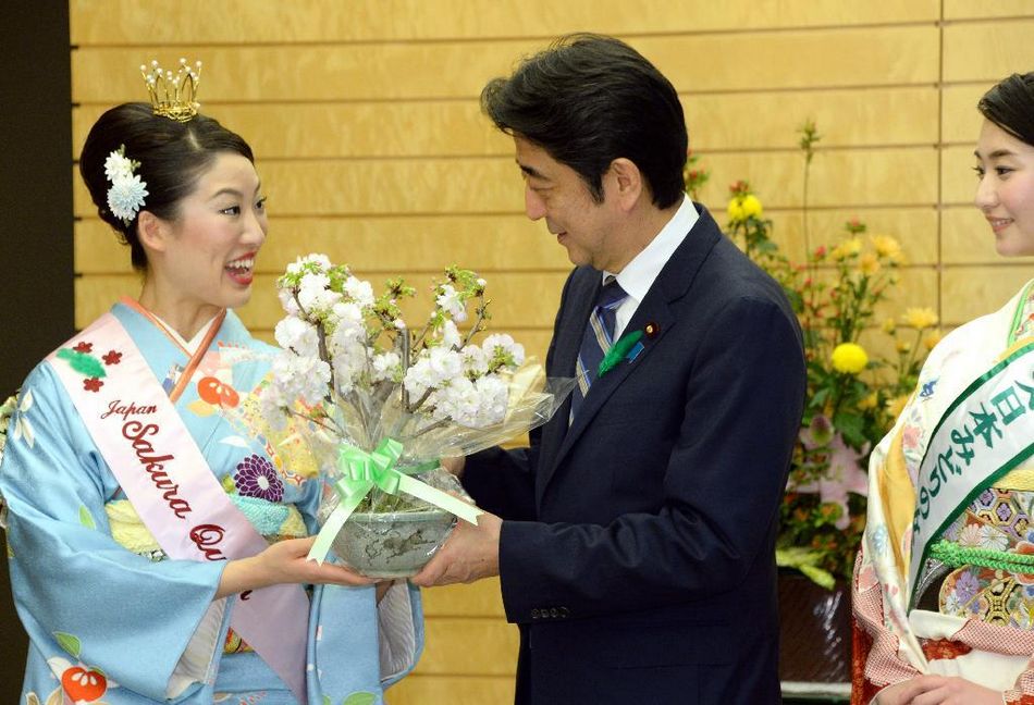 安倍接見日本櫻花女王、綠色女神