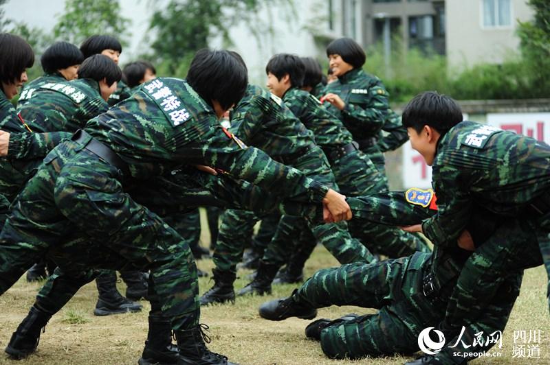 即將退伍的女兵們，訓(xùn)練場上玩的很開心。（圖片由四川武警涼山支提供）