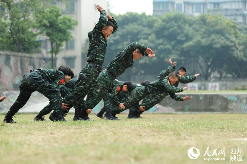 訓(xùn)練場(chǎng)上，與男兵一比高低。（圖片由四川武警涼山支提供）