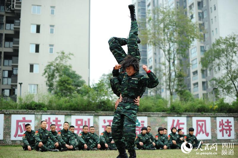 訓(xùn)練場上的警營女兵。（圖片由四川武警涼山支提供）