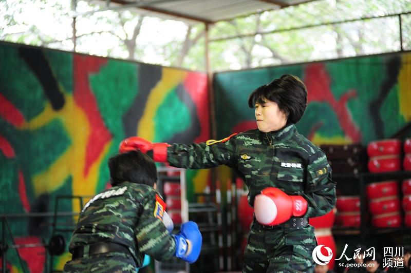 對(duì)抗賽，打出不一樣的風(fēng)采。（圖片由四川武警涼山支提供）