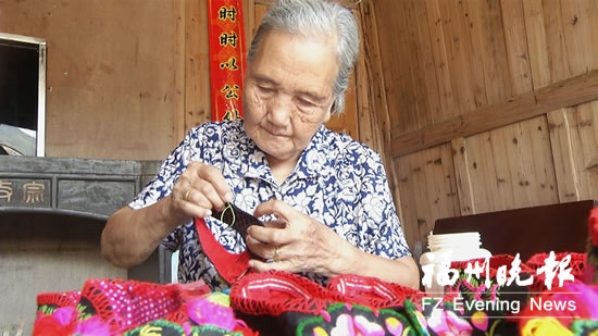 老太癡情做虎頭鞋70載　工序多沒(méi)錢賺手藝難傳承