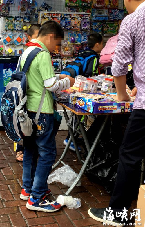 文具店內(nèi)，小學生扎堆買山寨“彩票”