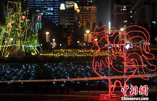 2月7日晚，福州溫泉公園里各種彩燈將公園裝扮的流光溢彩?！埍蟆z