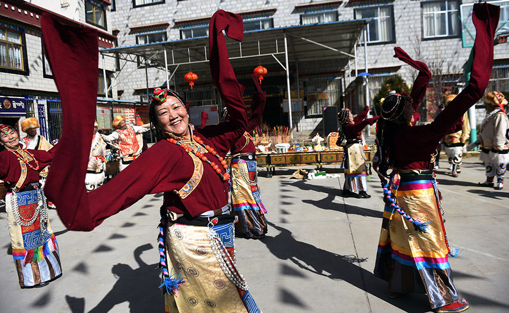 2月27日，拉薩市城關(guān)區(qū)阿壩林卡社區(qū)老年文藝隊(duì)表演舞蹈。