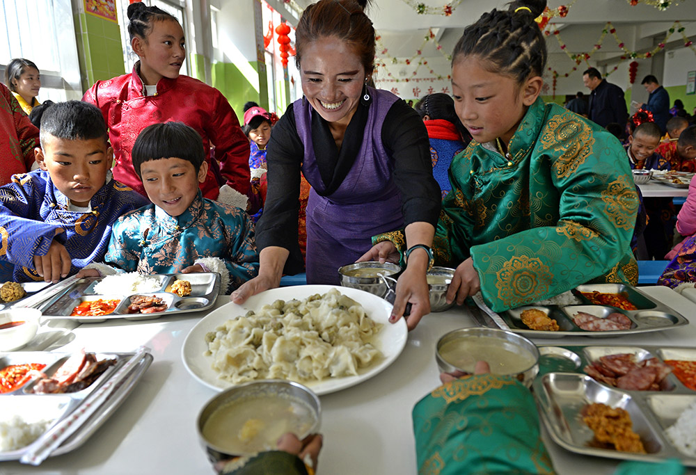 2月27日，在西藏自治區(qū)兒童福利院，老師端上熱騰騰的水餃，歡慶藏歷新年。