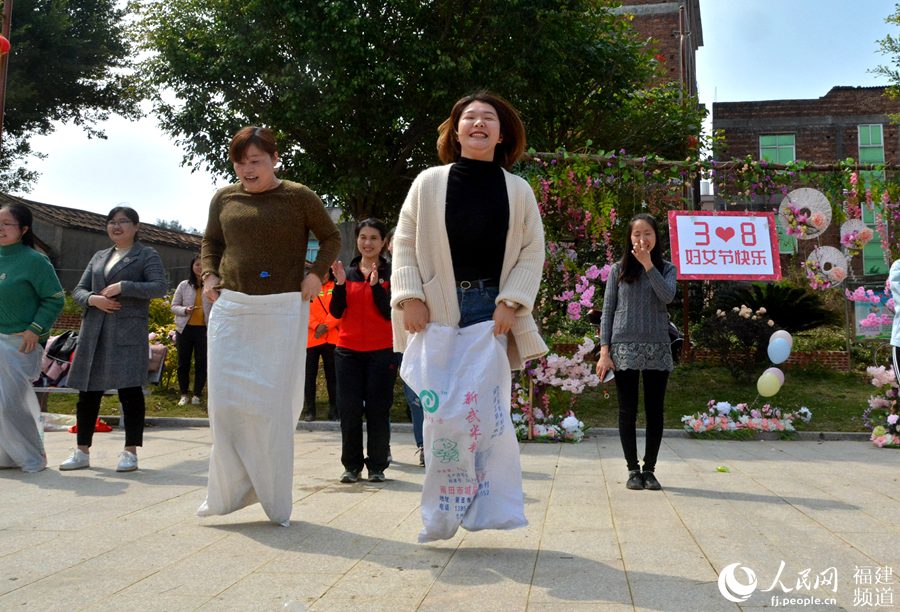  “迎三八”：泉州市泉港區(qū)的女干部在開展戶外拓展活動。林弘梫攝